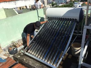 vệ sinh máy nước nóng năng lượng mặt trời